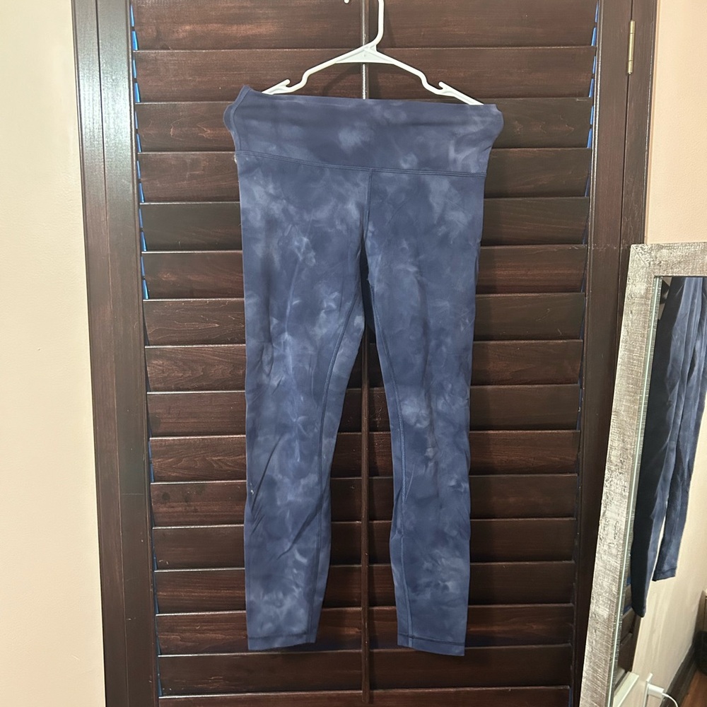 Tie dye lulu leggings small hole in crotch area